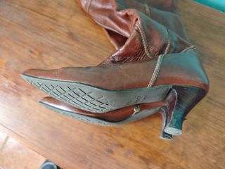 Botas altas, de piel, tacón estrecho, talla 37.