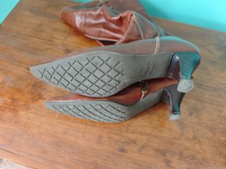 Botas altas, de piel, tacón estrecho, talla 37.