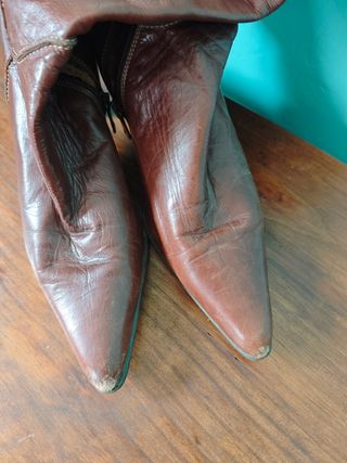 Botas altas, de piel, tacón estrecho, talla 37.