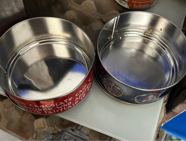 Latas de galletas vacias