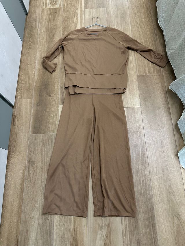 completo color marroncino