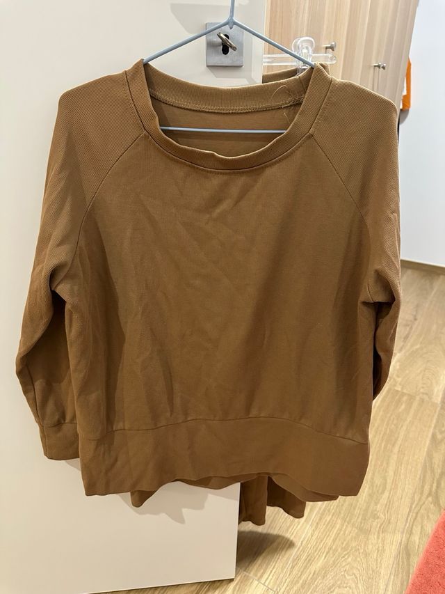 completo color marroncino