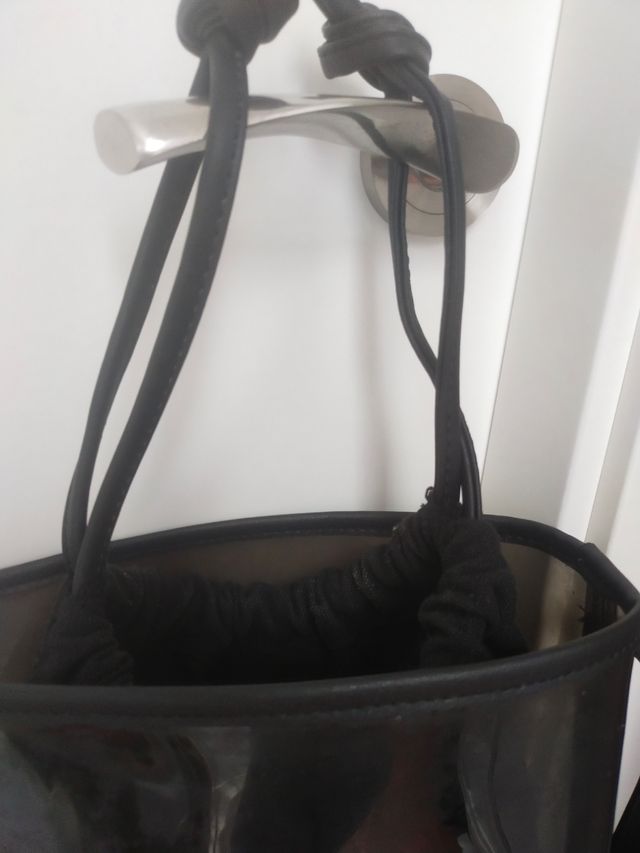 Dos bolsos negros ,uno nuevo y otro usad