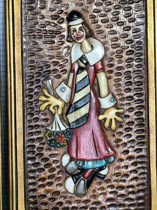 pareja de cuadros tallados en madera