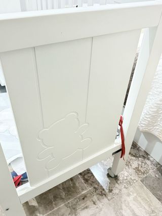 Cuna blanca y accesorios