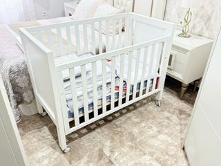 Cuna blanca y accesorios