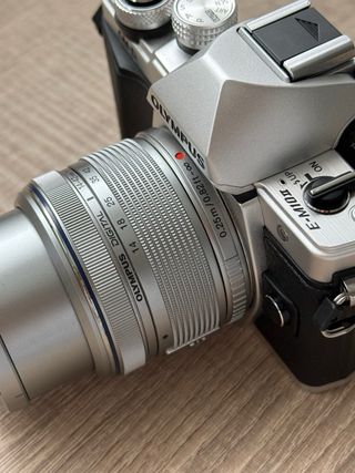 CÁMARA OLYMPUS OMD EM10 Mark II  2 OBJETIVOS  ACCE