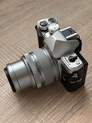 CÁMARA OLYMPUS OMD EM10 Mark II  2 OBJETIVOS  ACCE