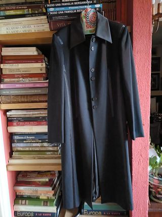 Cappotto nero elegante con bordure in raso