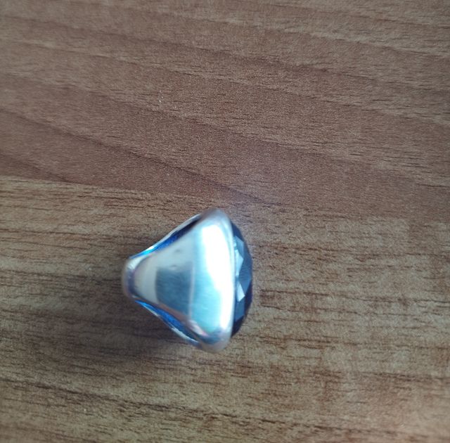 Anillo ancho de plata piedra azul