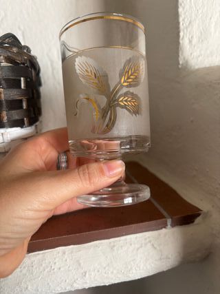 Juego cinco vasos con dibujo dorado