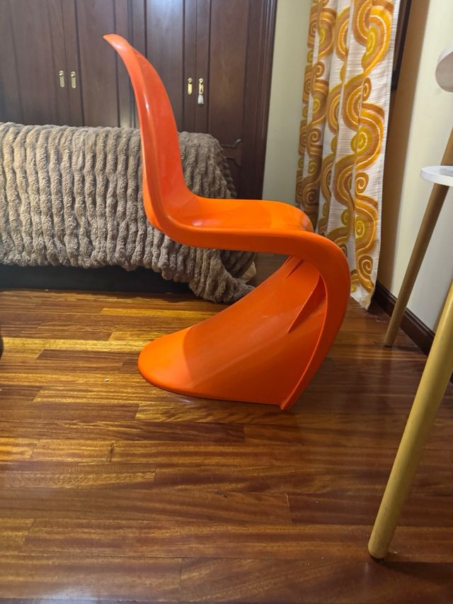 Sila Z era panton color naranja de The Masie