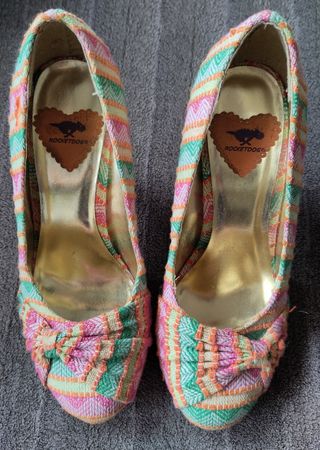 Zapatos de tacón y punta redonda estilo londinense