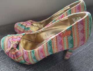 Zapatos de tacón y punta redonda estilo londinense