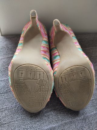 Zapatos de tacón y punta redonda estilo londinense