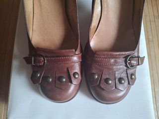 Zapatos de piel.  Wonders