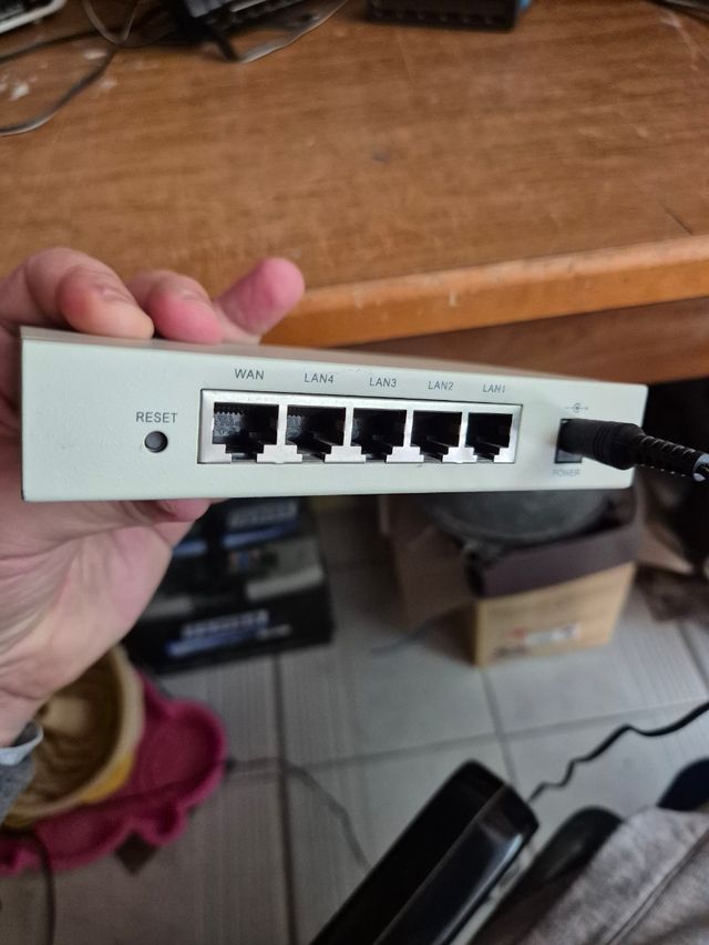 Set di articoli. Digicom Firewall + router d link