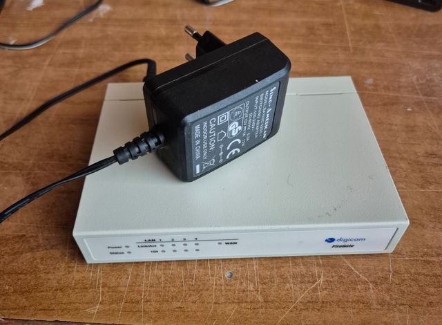 Set di articoli. Digicom Firewall + router d link