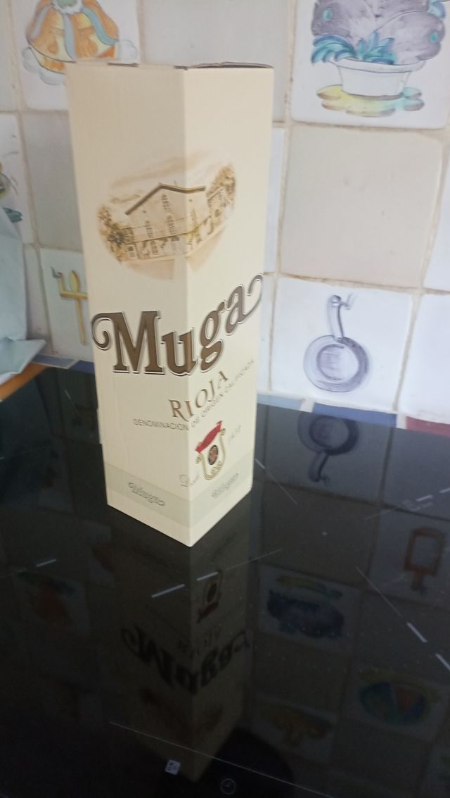 Scatola per bottiglie in cartone.