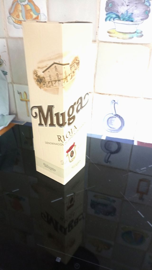 Scatola per bottiglie in cartone.