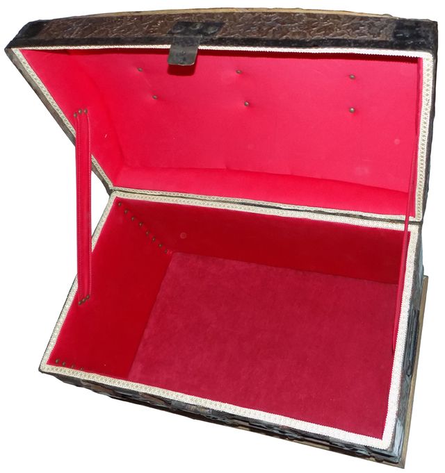 ANTIGUO COFRE-ARCÓN DE MADERA Y CHAPA DEL SIGLO X