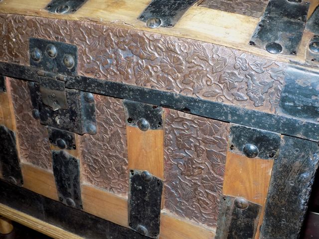 ANTIGUO COFRE-ARCÓN DE MADERA Y CHAPA DEL SIGLO X