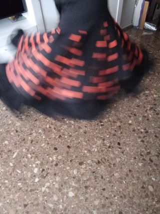 Falda negra y naranja de sevillana