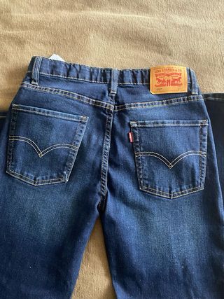 Pantalon levis etiqueta roja