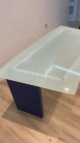Mesa de Cristal con sus muebles