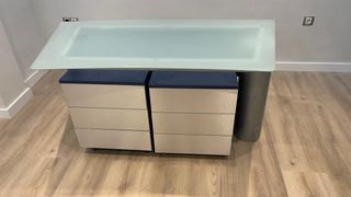 Mesa de Cristal con sus muebles