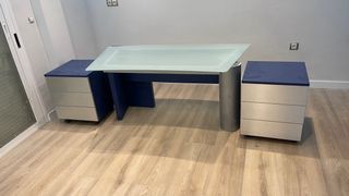 Mesa de Cristal con sus muebles