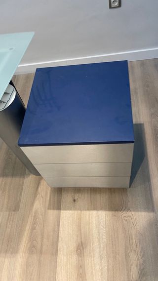 Mesa de Cristal con sus muebles