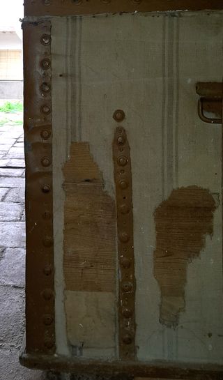 GRAN BAÚL ARTESANO DE FINALES DEL SIGLO XIX.