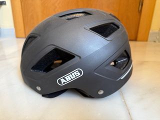 Casco LED Abus Hyban 2.0 negro titan