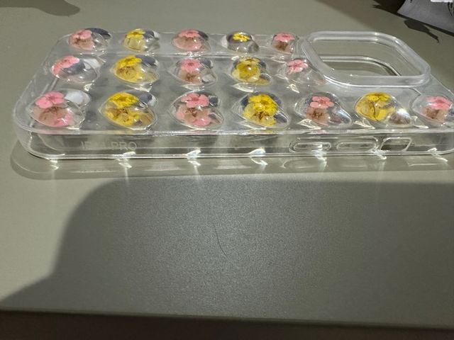 cover trasparente con decori in rilievo