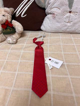 Corbata infantil roja lunares azules de Tizzas