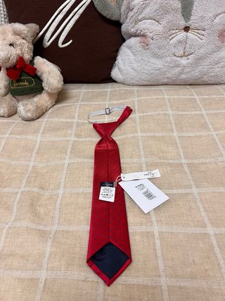 Corbata infantil roja lunares azules de Tizzas