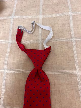 Corbata infantil roja lunares azules de Tizzas