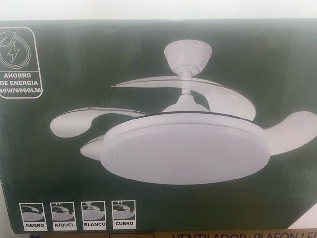 Ventilatore da soffitto pieghevole con luce LED. Nuovo