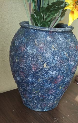 Tinaja antigua de barro pintada