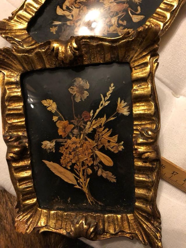 Due cornici in legno dorate antiche