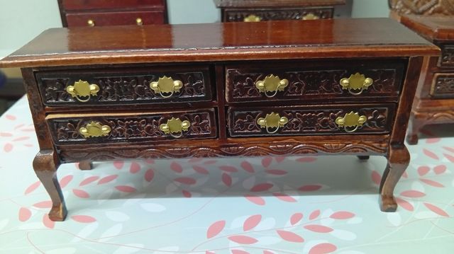 Muebles de madera en miniatura