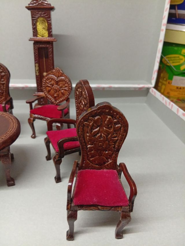 Muebles de madera en miniatura
