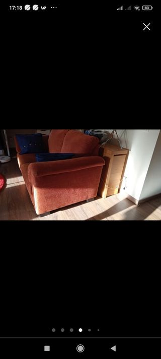 Sofá de dos plazas color teja.