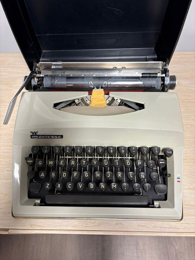 Maquina de escribir Contessa mas papel calco