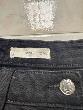 Minifalda vaquera pinzas negra de Mango XS