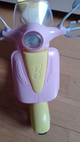 Moto y casco Barbie