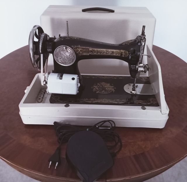 Máquina de coser antigua con motor.