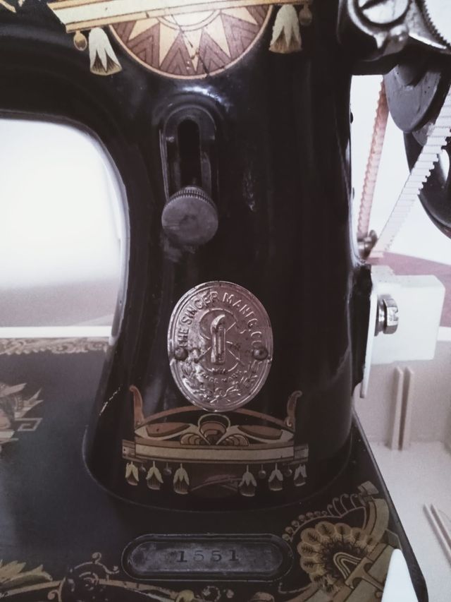 Máquina de coser antigua con motor.