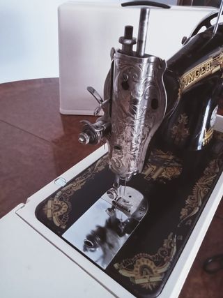 Máquina de coser antigua con motor.